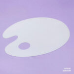 Oval white acrylic paint mixing palette with thumb hole – 20x30 cm for artists and painters.